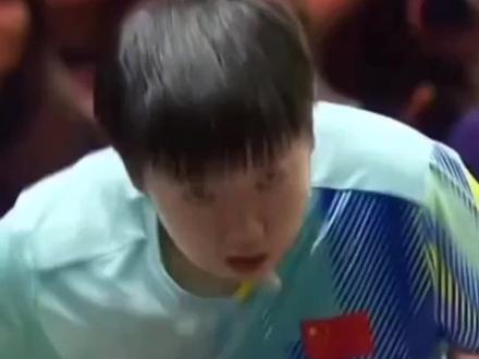 刚刚结束一场新加坡大满贯的女单比赛,孙颖莎3:1击败萨马拉,晋级女单16强。本场比赛莎莎手感偏紧,无谓失误偏多,第二局意外丢局,莎莎心态依旧稳稳当当,凭借顶级的临场调整与过硬的心态,及时收紧衔接、稳住节奏。后两局牢牢掌控局面,稳扎稳打的锁定胜局,整场对决看得人心弦紧绷。真正的强者从不只靠完美的状态取胜,而是在起伏中稳住心神、在压力下守住节奏,这便是顶尖选手的格局与底气,期待孙颖莎后续越打越顺,继续向前!#孙颖莎