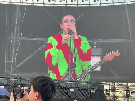 #二手玫瑰 #疯狂的外星人 #摇滚 #泸州音乐节 #银河左岸音乐节 哥是一根葱我来自外太空,谁要拿我沾大酱我弄他老祖宗!