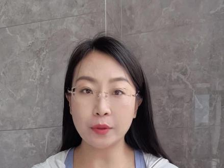 请看完这个视频,也许能救你一命 到今天为止,我已经在无数个深夜惊醒,哭着喊妹妹的名字,然后绝望地发现——她真的回不来了。我们悉心养育了28年的妹妹,一个如花似玉、对生活充满希望的大姑娘,就这样永远倒在了那个热闹的夜市街头。凶手是从32楼扔下的一块普通砖头,而妹妹只是恰好从楼下经过。今天我鼓起勇气站在这里,不是要博取同情,而是想以一位永远失去妹妹的姐姐的身份,对所有人说几句话:
第一句:给每位从高楼下经过的你——请你永远不要觉得“高空抛物”离自己很远。我们总觉得,被砸中的概率太低了。但我妹妹用生命证明了:概率是0%或者100%。当你走进任何一栋高楼周边,特别是商圈、夜市、老旧小区楼下时,请抬头看一眼。不是让你恐惧,而是让你保持对头顶空间的基本警觉。同时,请支持你所在的小区、商场安装防高空抛物摄像头,这是你对自己和家人的保护。
第二句:给所有住在高楼上的人——你随手扔下的不是垃圾,是别人家庭的全部。一块砖头从20楼落下,到达地面的速度高达每小时124公里!这个速度下,它已经不再是砖头,而是一颗低速炮弹。根据司法鉴定及物理模拟,足以造成颅骨粉碎性骨折、当场死亡。你的一秒冲动,毁掉的是别人30年的养育、一个家庭的未来,还有你自己的后半辈子。这不是道德问题,这是刑事犯罪。 根据《中华人民共和国刑法》第二百九十一条之二,从建筑物或者其他高空抛掷物品,情节严重的,处一年以下有期徒刑、拘役或者管制,并处或者单处罚金。如果致人重伤或死亡,可以以危险方法危害公共安全罪定罪,最高可判处死刑。
第三句:给所有负有安全管理职责的部门与机构——请你们真正落实“安全保障义务”。
我妹妹案件发生后,我们才知道,那个街区之前已经发生过多次高空抛物,但迟迟没有实质性的防护措施和追查行动。根据《中华人民共和国民法典》第1254条,物业服务企业等建筑物管理人应当采取必要的安全保障措施防止高空抛物情形的发生;未采取必要的安全保障措施的,应当依法承担未履行安全保障义务的侵权责任。法律写得很清楚,但执行到位了吗?
头顶安全大于天,这话不是口号,是用我妹妹的命换来的教训。 我恳请所有商场、夜市管理方、物业公司、街道办事处和公安部门:请你们把高空抛物预警、摄像头覆盖、物理防护(如加装防坠网或挑檐)、快速追查机制,真正当成生命安全的第一道防线来对待。妹妹,姐姐永远不会放弃为你发声…#公共安全谁负责 #吉林 #长春 #28岁女子在夜市被砖头砸中离世