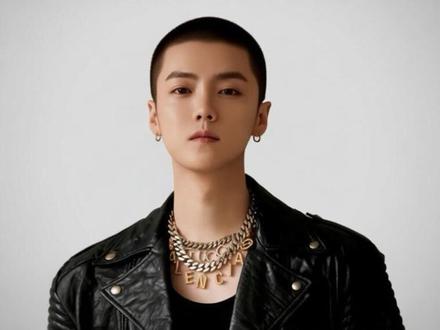 鹿晗寸头炸裂热搜!长发美男变痞帅少年,36岁状态嫩回18岁#鹿晗寸头 #鹿晗寸头是在五哈剪的 #鹿晗一剪寸头就特像小时候 #鹿晗颜值