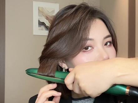 当下最时髦的发型,好看洋气的翘翘头卷发 #翘翘头 #时髦发型 #直板夹 #短发发型#发型教程