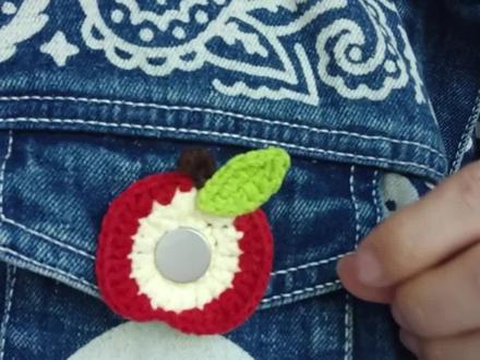 十分钟就能完成的苹果纽扣套钩织,非常适合新手#爱生活爱编织 #手工钩织 #毛线钩织 #新手钩织入门教程