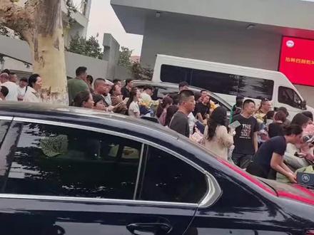 回忆24年高考的最后一场考试结束铃声响起。孩子走出
考场的那一刻,我们的心也仿佛跟着落下了一
块大石头。
作为父母,这一路走来,感慨万干。还记得孩
子为了备战高考,每天挑灯夜战的身影,那一
盏盏深夜未灭的灯光,承载着孩子的梦想和努
力。
“孩子,你辛苦了!”这是我们心中无数
次想要说出的话。
看着孩子从懵懂少年逐渐成长为有担当、有追
求的青年,我们既欣慰又骄傲。“无论结果如何,
你都是我们心中最棒的!”这是我们始终不变的
信念。高考是人生的一个重要转折点,但绝不是终点。
“人生的道路还很长,这只是其中的一小段旅
程。”我们希望孩子明白,无论成绩怎样,未来
都充满着无限可能。
在这个过程中,孩子经历了压力、挫折,也收
获了成长和坚强。“宝贝,你的坚持和努力让我
们看到了希望的光芒。”我们深知,这些经历将
成为孩子人生中宝贵的财富。
如今高考结束,我们期待着孩子能以轻松的心
态迎接新的篇章。“愿你未来的日子里,始终保
持这份热情和勇气,去追逐自己的梦想。”
高考 不仅是孩子的战场,也是我们父母对孩子责任与爱的修行#24年高考回忆#又是一年高考季#十年磨一剑只为今朝