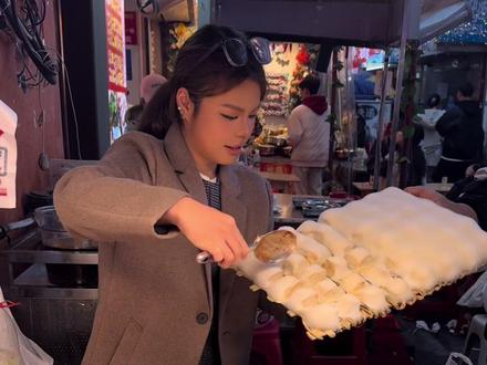 由于朋友太想玩霉豆腐了 于是在路边给她买了一板#霉豆腐 #搞笑 #自制霉豆腐 #模仿 #霉豆腐制作