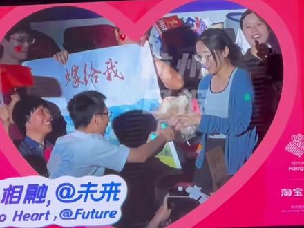 10月2日,#杭州亚运会 乒乓球女子双打决赛前,现场互动时观众现场求婚 ,DJ秒切《今天你要嫁给我》。这届观众和官方气氛组都是懂浪漫的。