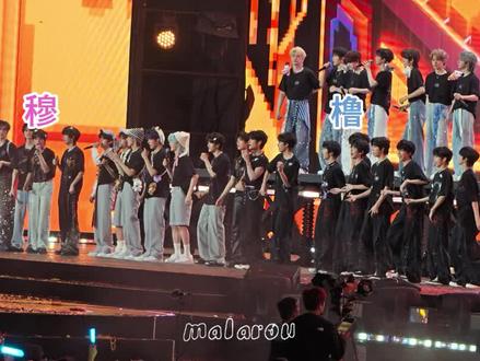 咱们肆意橹橹,单独彩排不敢看,一大群人的时候又盯上了!让我们如何不发现!#橹穆 #橹穆双人舞台 #新年音乐会