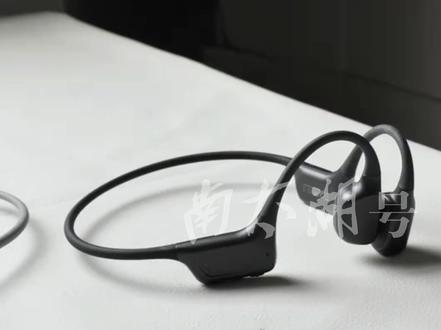 20岁小伙长期戴骨传导耳机致聋(制作:小文)