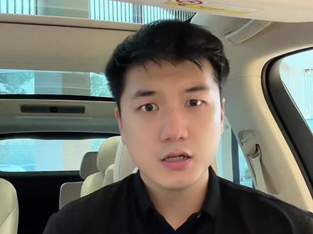 全新问界M9加长版怎么选?有几点要注意! 全新一代问界M9(Ultimate)版,标配三电机、线控转向、2.0T增程器、非凡系列43扬声器、专属标识等,以及带来了“先行版”更快的交付速度!加长版的配置怎么选,哪些能选装哪些不能选装。以及先行版要注意哪些!一条视频给大家讲清楚!#问界m9 #问界M9 #全新一代问界M9 #新能源汽车 #全尺寸suv