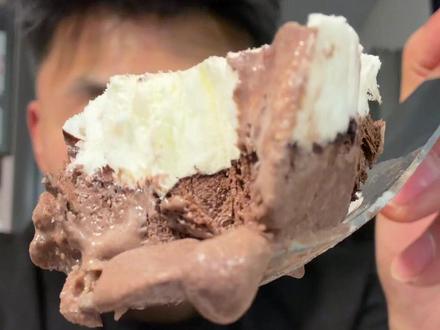 虽然没多加那个奶盖儿 也没冻够时间 说白了就上面好吃 不如买个冰淇凌#喜茶新品 #苦巧咸酪碎银子