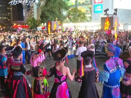 太火爆!南屏街人山人海,市民沉浸式提前体验火把节狂欢夜。中国楚雄2023年彝族火把节将于8月10日至12日举行。楚雄精心筹备了5个板块35项活动,将在彝族十月太阳历文化园、彝人古镇、桃源湖广场、彝海公园、市民广场、楚雄州民族艺术剧院、紫溪彝村、紫溪山风景区及周边区域,全市15个乡(镇)同步组织开展火把节活动。此外,楚雄还打造了彝海公园“梦幻彝海”水舞秀、“火把节”非遗展示馆、十月太阳历“一秀三园”演艺小镇等文旅活动。#火把节 #楚雄 #人山人海