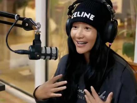 54岁瞿颖已结婚! 曝男方山东籍机长有俩女儿,两人挽手散步好 54岁的瞿颖在近期访谈中透露已结婚,丈夫为山东籍机长,两人育有两名女儿,现定居清迈过着简朴生活。此前她因在Papi酱访谈中展现独特魅力翻红,其情感经历曾引发关注,包括与邹雄、罗中旭、李亚鹏及张亚东的恋情。早在2025年4月,她在李静节目中含蓄提及婚姻幸福,称"至今仍享受"这段关系。
网友早在2017年便拍到瞿颖与神秘男子牵手接女儿,2021年又有视频显示她挽着男方手臂散步,两人互动亲密。据爆料,夫妻俩在疫情期间相识,男方作为机长身份备受关注。视频中瞿颖穿着休闲,展现少女感,丈夫身形高壮,二人画面充满温情。
瞿颖表示生活重心已转向家庭,不追求物质享受,更重视情感契合。她坦言每段感情都曾真诚,即便无果也视为成长。如今与丈夫相处融洽,共同养育女儿,展现出通达心态。其生活哲学强调简单快乐,不给自己过多压力,保持积极开朗的处世态度。
这位曾经历多段感情的艺人,最终在清迈找到了心灵归宿。她与丈夫的婚姻虽低调,却因彼此扶持而幸福。瞿颖用行动诠释着"婚姻是相互成就"的理念,以豁达心态面对人生起伏,收获了属于自己的圆满。