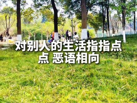 最近全网热议的厉怀远与林丽,本质不是谁对谁错,而是爆红后最真实的婚姻困境。很多人一边倒指责男方飘了、冷漠,又或是说女方矫情、情绪化,其实都太片面。厉怀远想抓住机遇、拼命养家没有错,林丽守着家庭、渴望陪伴和安全感也没有错。 真正的矛盾在于:一个忙着向前冲,以为赚钱就是负责;一个默默在等待,觉得被在乎才是爱。两人都在为家付出,却活成了不同频的两个人。 舆论可以有观点,但不该随意攻击。真正的正能量,是少一点道德绑架,多一点换位思考。愿他们能放下情绪、好好沟通,也愿每一个努力生活的家庭,都能被理解、被善待。#厉怀远哥哥 #林丽 #厉怀远 #厉怀远爸爸 #厉怀远妈妈