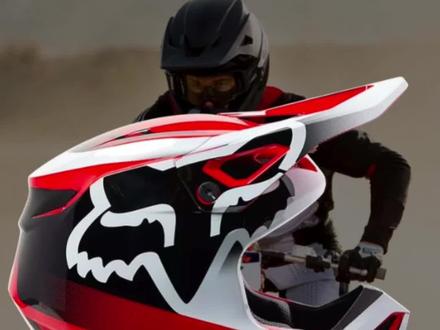 你知道磁性帽檐的作用吗?23款v1头盔全新升级的碰撞可脱落帽檐#fox头盔 #越野摩托 #Enduro #林道穿越