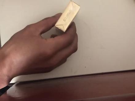 香烟正确打开方式,这样递烟干净卫生,更显尊重。