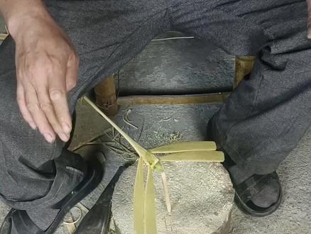 平衡竹蜻蜓,几根竹片的拼接,它就能立在指尖上。