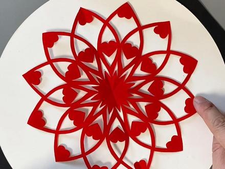 画交叉弧线就能剪漂亮的新年窗花,过年和孩子一起试试吧#亲子手工 #幼儿手工 #儿童创意手工 #儿童剪纸 #幼儿创意手工