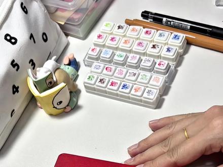 纯干货!用复盘手帐给未来的自己埋彩蛋
✨ 今天想和大家聊聊「复盘手帐」这件小事。
曾经我也以为,写手帐只是记录碎片日常,直到开始用年、月、周三阶复盘,才发现短短几分钟可以如此提升效率。
🌱 为什么一定要复盘?
我的手帐名言是:写生活管理手帐等功用性的手帐,只打卡不复盘等于白写。
大家可能曾经都陷入这样的循环:年初立flag→年中焦虑→年末懊悔…
于是我们想用生活管理手帐进行打卡,帮助我们养成好习惯。但是,要养成一个习惯,真的不只是要用打卡来督促,是要把他直接加入到你的生活,要实现这个目标,光打卡还不够,一定要加上复盘。
📝 我的三阶复盘法
1️⃣复盘的逻辑思路:回顾-总结-展望
2️⃣复盘的三个内容:
⭐周复盘:给生活装个导航仪
▫️ 回顾:翻打卡页/情绪日记,标出高光事件和低谷时刻。
▫️ 总结:☑️给todo和习惯打卡打勾,完成能量的回收。
▫️ 展望:写下下周的计划和习惯养成。
⭐月复盘:绘制成长六宫格图
▫️ 回顾:本月记录的重要手帐。
▫️ 总结:六大板块帮你梳理本月得失。总结模块用自己喜欢的方式和自己对话。
▫️ 展望:根据本月总结对下个月的生活todo进行指导。
⭐年复盘:写给时光的情书
▫️ 回顾:翻看月复盘的内容,12张月度复盘一目了然今年的生活。
▫️ 总结:提炼年度关键词、画画高光轴,写写感受,夸夸自己。
▫️ 展望:写下明年的计划和心愿list。
❤️最后想对你们说:
手帐从不是精致枷锁,它是你与时光签下的温柔契约。
当你在深夜摊开复盘页,那些被具象化的汗水与星光,终会汇成托起你人生的海。
“别怕岁月匆匆,你认真写的每一笔,都在为未来铺路。”快和我一起写复盘手帐吧!
#手帐#手帐 #手工 #手帐排版 #给你看看我的手帐