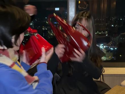 当闺蜜送我新年“红包”! #狮子座 #闺蜜 #美丽坏女人#日常 #新年