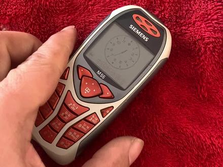 西门子"天蝎机"造型与色彩形成了西门子M55特有的前卫视觉:个性张扬的轮廓和线条,前后两面独特的X型设计,黑、灰的金属色基调并配有前卫大胆的键盘颜色。机身两侧的炫红侧闪灯会根据不同的来电变幻不同的闪动。#老物件老情怀 #怀旧经典 #经典手机
