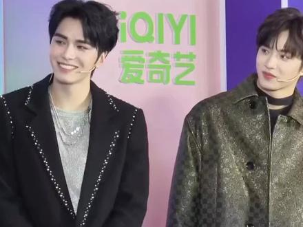 哈哈哈,这下都知道邵子恒随时随地check美貌,对着镜子跳舞了#邵子恒#宇宙闪烁请注意#宇宙爆闪团#抽象 #宇宙闪烁请注意邵子恒