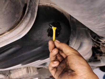 柴油车油箱漏油小孔 用电烙铁修补 在沾的胶水 注意明火 汽油车不建议修补