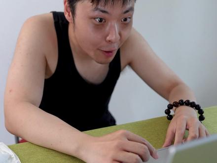 注意看,这个男人叫阿伟…#孤注一掷全国首场放映口碑 #电影孤注一掷