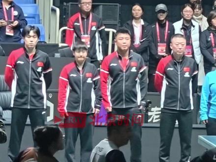 11月30日,四川成都。2025成都国际乒联混合团体世界杯今日开赛。赛前全场为香港宏福苑火灾遇难者默哀一分钟,中国香港队员袖子上还佩戴了小白花。(记者:李鹏毅)