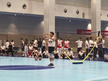 邱老师的基本功还是很扎实,全能型选手。#体育老师基本功大赛