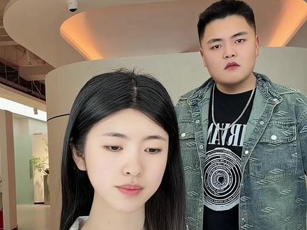 这是我的两把枪
#素人改造#双人版嘉桐摇 #嘉桐摇 #最简单的手势舞出现了 #手势舞教程@妆照参考灵感来源@鲨鱼是会摄影的妆娘(妆造班招生中