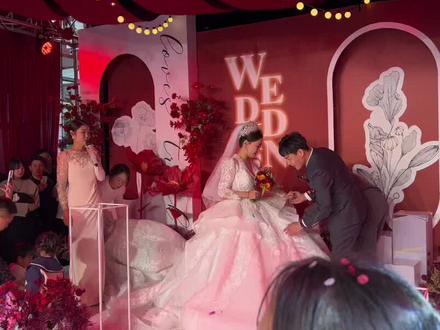 婚礼仪式当中怕尴尬不想宣誓告白主持人应该怎么说~#婚礼现场 #结婚 @汾阳市小宝的美发店 @YOKI艾 二位汾阳的新人美呆了,说第一句的时候我都有点哽咽了,祝你们要狠狠的幸福吖~