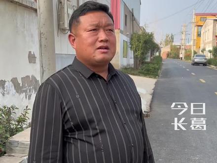 佛耳湖镇桂庄村:俺村铺柏油路真不是好面子,有水泥路基的情况下,铺柏油更划算