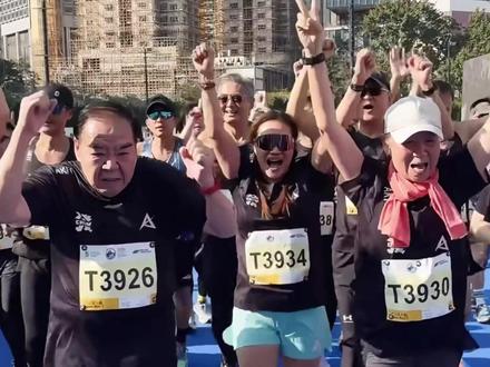 71岁周润发陪跑74岁“肥猫”,活到老动到老 每个人都可以有从零开始运动的勇气#EME易德明杰 #易德明杰JASON #马拉松 #运动 #中老年