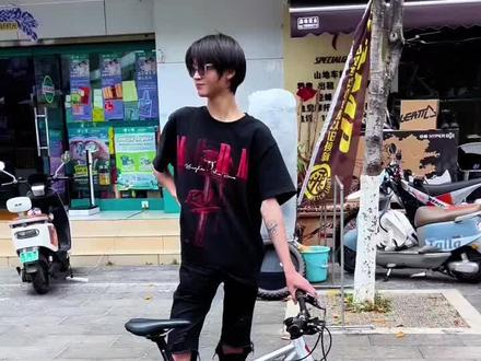 20寸软尾自行车,适合7岁以上小朋友骑行,铝合金车架,前后气叉,油碟,3000块不到就可以拿走,性价比超高#自行车推荐