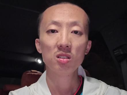理想围观:i6最新最全信息汇总!
这次i6第一次把发布会的时间定在下午3点,然后4点就可以全面试驾,就是为了让大家周五下单周六就能提车,当然我已经飞去了呼伦贝尔追秋,所以即使我是第一批盲订但是也没办法第一批提车了,再来汇总一下最新最全的i6消息:
1️⃣2025年订车的都会标配宁德时代的电池;
2️⃣确认只会有两个配置,两个配置的区别仅仅是后驱和四驱,其他配置都需要选装:空悬、后排电视➕流媒体、颜色、轮毂;
3️⃣确认没有车内没有的配置:220V、没有后排按摩,这两点虽然能接受但也要轻轻吐槽;
4️⃣我的选购意向:黑武士➕灰粽,选配空悬➕后排电视,优先四驱(贵太多的话就后驱了),总估价:27.88左右。#理想i6 #理想i8 #购车补贴 #选车
