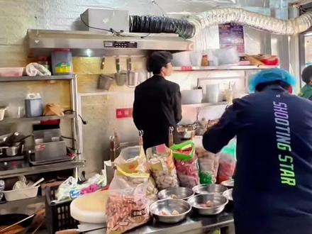 “麻辣拌界史铁生”回应爆火:接住流量,希望大家对天津有个好印象#你好天津#点赞天津#天津#麻辣拌界史铁生讲述走红后变化