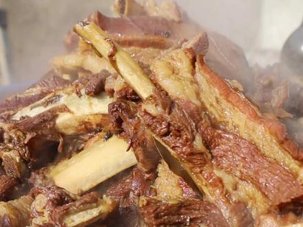 天上的龙肉,地下的驴肉。今天做个红烧驴排,炖到软蓝脱骨,入口即化,大口吃肉就是痛快#驴排 #驴肉 #美食 #抖音美食 @DOU+小助手