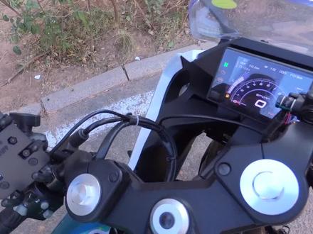 #春风250sr #机车 250sr天冷电瓶亏电,这个问题也可能是保护模块的问题,教你如何推车自救。