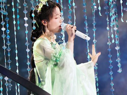 “唤万物都潋滟向旷野奔逃,去未踏足的洪荒粼粼燃烧” 《粼粼》银临
自由而热烈的奔赴感,蓬勃而旺盛的生命力!
#音乐现场 #粼粼 #银临 #自由