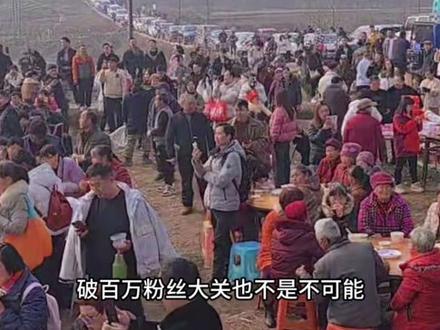 请网友杀猪后续:事情已传到国外,女子涨粉30万,最新发声曝光#真实故事 #过年 #杀猪 #按猪#呆呆