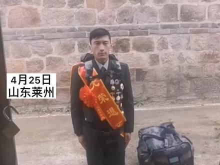 从军十多年,如今退伍回家,挂满军功章的儿子家门口跪拜母亲#退伍