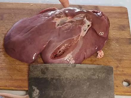 在市场买到的羊肝,卤着吃,补血明目