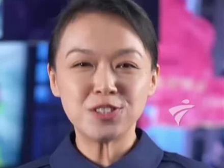 现年43岁的黎家盈并非传统意义上的航天员出身一一既不是空军飞 行员,也不是天体物理学家。她的专长是计算机与网络保安,个人拥有香港大学信息科技及计算机科学博士学位,是香港警务处资讯科技及电脑保安专家。
"天宫"迎来"紫荆花"。黎家盈在见面会上说,作为一名普通香港人,能够加入航天员队伍,参与这次任务,是她从前不敢奢望的事。她语气中透着坚定:"使命光荣,责任重大。"黎家盈用粤语说道:"多谢大家的支持及关心,大家一起努力,一定会有更好的明天。"
