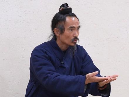 为学日益,为道日损!假如山顶有间亮着灯房子里,站在山脚下搜集各种信息进行分析最终研究推理出房间里应该有什么的人,是学者;直接爬上山顶进房子看一遍再回头告诉你房间什么景象的人,是修炼者。#修行 #传统文化 #武当功夫