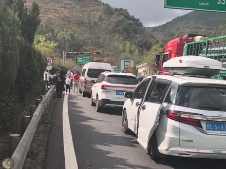 昆磨高速 大风垭口隧道内发生车辆碰撞 已经封道,来往车辆注意绕行,被堵的朋友们下车休息一下吧,别闹心,目前#文明行车 #文明驾驶文明出行 #堵车堵车堵得不得了了 堵车严重