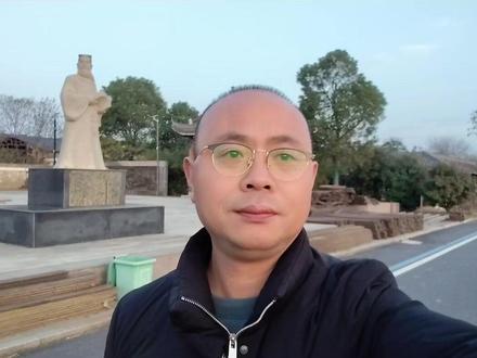 宋埠镇位于奉新县的东部,距离县城13公里。下辖12个村,1个居委,1个林场。全镇有3万多人口,是奉新县一个农工贸重镇,也是从事铝合金加工时间最早,人数最多的大镇。古代的宋埠镇,是奉新县人文鼎盛的文化之乡。自北宋政和五年帅日宣高中进士以来,宋埠镇先后涌现出了98名举人和29名进士。古代的宋埠镇,有两大家族非常亮眼:一是雅溪宋氏。二是锁石帅氏。其中,雅溪宋氏中的宋景,官居工、吏、兵三部尚书;五仁、鸣珂、鸣琦、延春祖孙三代四人连中进士,堪称举国罕见;11世孙宋应星撰写的巨著《天工开物》,名扬四海,被称之为17世纪的工艺百科全书。锁石帅氏中的帅众,被誉为“真御史”;帅我、帅仍祖、帅念祖、帅家相祖孙四人的著作被收入了《四库全书》,而名垂青史。这两大家族有一个共同点,那就是注重家族子弟的品德修养,他和致力于科举出仕。而现如今的宋埠镇,正全力向世人打造“应星故里,最美宋埠”的品牌名片。#传扬中华文化 #讲好奉新故事 #传播好奉新声音 #我为奉新文旅上大分 #走过千年依然奉新