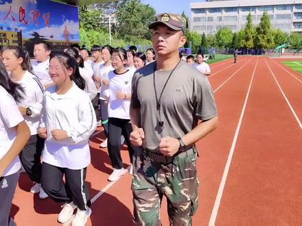 六分钟,中学生会操教官的口令与站位,视频有点长。#军训 #教官 #口令教学 #军训时光