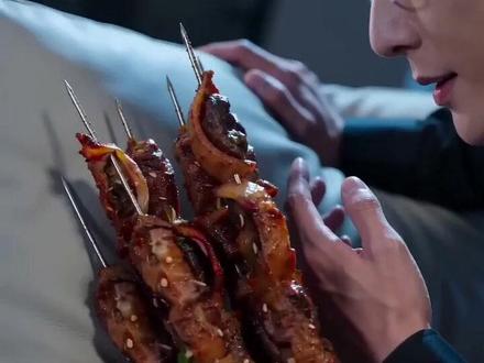 霸总这次又换口味了,嗯,是麻辣味的…烤串!?#AI沙发前的对峙吻 #女频 #霸总 #特效 #随变ai随便玩