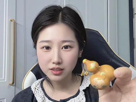 #桃花朵朵开 #手艺人的日常 #装饰品 #手把件 #雕刻工艺 桃花小金蟾,金葫纳福,繁花添喜,把平安与顺遂都系在这一抹暖黄里。