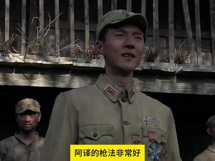 阿译的枪法怎么样?——《我的团长我的团》剧本品读系列 阿译的枪法非常好。
一、大纲阶段
在大纲中,阿译督战孟烦了时开枪:
一发子弹削过我的耳朵,近得让我半边脸颊失去感觉。
我回头看着身后的阿译,那支手枪在他手上冒烟。他说他在军校时打靶很准,看来只吹了一个公分。
后文阿译打死汉奸“万兽园”时:
阿译一枪把他撂倒了——阿译只要不在战场上,枪法都贼准。
可见在大纲阶段,阿译的设定是枪法非常好,但在战场上会紧张。
二、剧本阶段
在剧本中,督战孟烦了情节与大纲区别不大:
我听见一声尖厉的枪声,那发子弹贴着我的耳朵划过,我的发根都彻底被燎焦了,毫无疑问它打的是我,同样毫无疑问,它来自我的后方。
我回头,阿译双手持着他的手枪,他抖得不像话,枪口对着我。
打死“万兽园”时:
他终于打准了一枪,也是不该打的一枪。
防守机场情节中,具体描写了阿译在战场上的紧张:
阿译瞄了很久,也许是从这仗开始到结束那么久,最后“砰”出一个很不光彩的空枪,成了这场阵地战的句号——一只被打落的大松塔掉落下来,以致我们这些他左近的人都看了他几眼。
三、电视剧阶段
在电视剧中,“隔岸对歌”之前阿译和孟烦了分享“十三点”历史,阿译说:
其实我最十三点的就是当初朝你开枪了,其实我枪法挺差的,你千万不要介意啊。
阿译这句道歉的话在剧本中是:
我最十三点的是对你开枪,你别介意。
电视剧台词与剧本相比,多了阿译说自己“枪法挺差的”一句,这不意味着电视剧中阿译枪法不好,因为阿译是为了道歉而贬低自己。
只要阿译保持着“所有考试全都得甲”的设定,他的打靶能力就不可能差。电视剧前面的剧情中,阿译督战孟烦了、枪毙万兽园时的枪法同样很好。电视剧中没有阿译打落松塔的滑稽场景。
可以说,在电视剧中阿译的枪法仍然是“贼准”的水平。这大概就是他在飞机迫降之后,抓着手枪不把它给老兵的原因吧——他对自己的枪法十分自信。
但他当时还不明白,打仗不止需要枪法,还需要经验。
#我的团长我的团 #阿译 #王往 #兰晓龙#电视剧