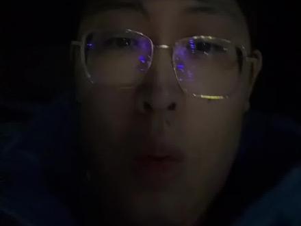 《镖人:风起大漠》以6.89677亿票房(含预售)正式登顶中国影史武侠片票房冠军,成为2026年春节档最大黑马。
截至2026年2月22日,《镖人:风起大漠》票房达6.89677亿,超越此前由《射雕英雄传:侠之大者》(6.89亿)保持的纪录,成为中国影史武侠片票房冠军。同时以5.93亿春节档票房成为该档期武侠片票房榜首
开局排片仅17.1%,首日票房1.31亿位列春节档第四;
凭借硬核口碑(豆瓣7.5分、猫眼9.4分),自大年初三起连续4天实现单日票房"逆跌"(单日票房高于前一日),成为档期唯一逆势上扬影片;
预测总票房从初期9亿上调至13亿-15亿区间,反超《熊出没》跃居单日票房第二
近十年首部反超"熊出没"票房的武侠片,验证"内容质量优先于类型标签"逻辑;
集结李连杰、吴京、谢霆锋、于适"四代武侠人",被视作武侠精神的代际传承
影片以实景打斗、西部美学重启武侠质感,观众评价"近十年最佳武侠片"的占比超60%。若票房达15亿,将推动续集《长安篇》开发#肖战粉丝 #嘴硬 #跪下来唱征服 #肖战不爱笑了 #肖战面对萌娃手足无措